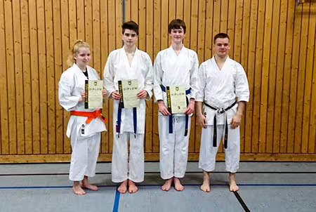 karateprüfungen in strausberg der oberstufe gruppenbild am ende