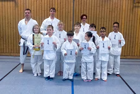 karateprüfungen in strausberg der unterstufe gruppenbild am ende