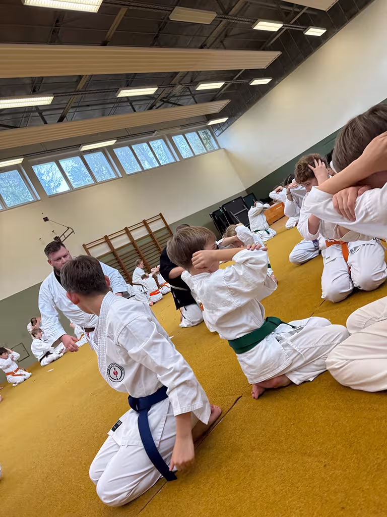 Kinder sitzen im Trainingslager Zinnowitz 2025 in der Halle