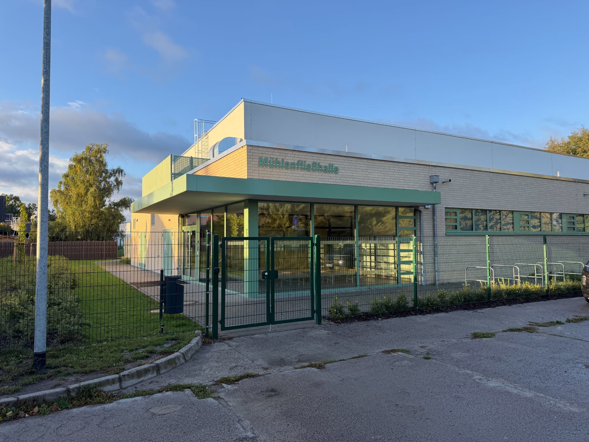 Mühlenfließhalle der Grundschule Eggersdorf von außen