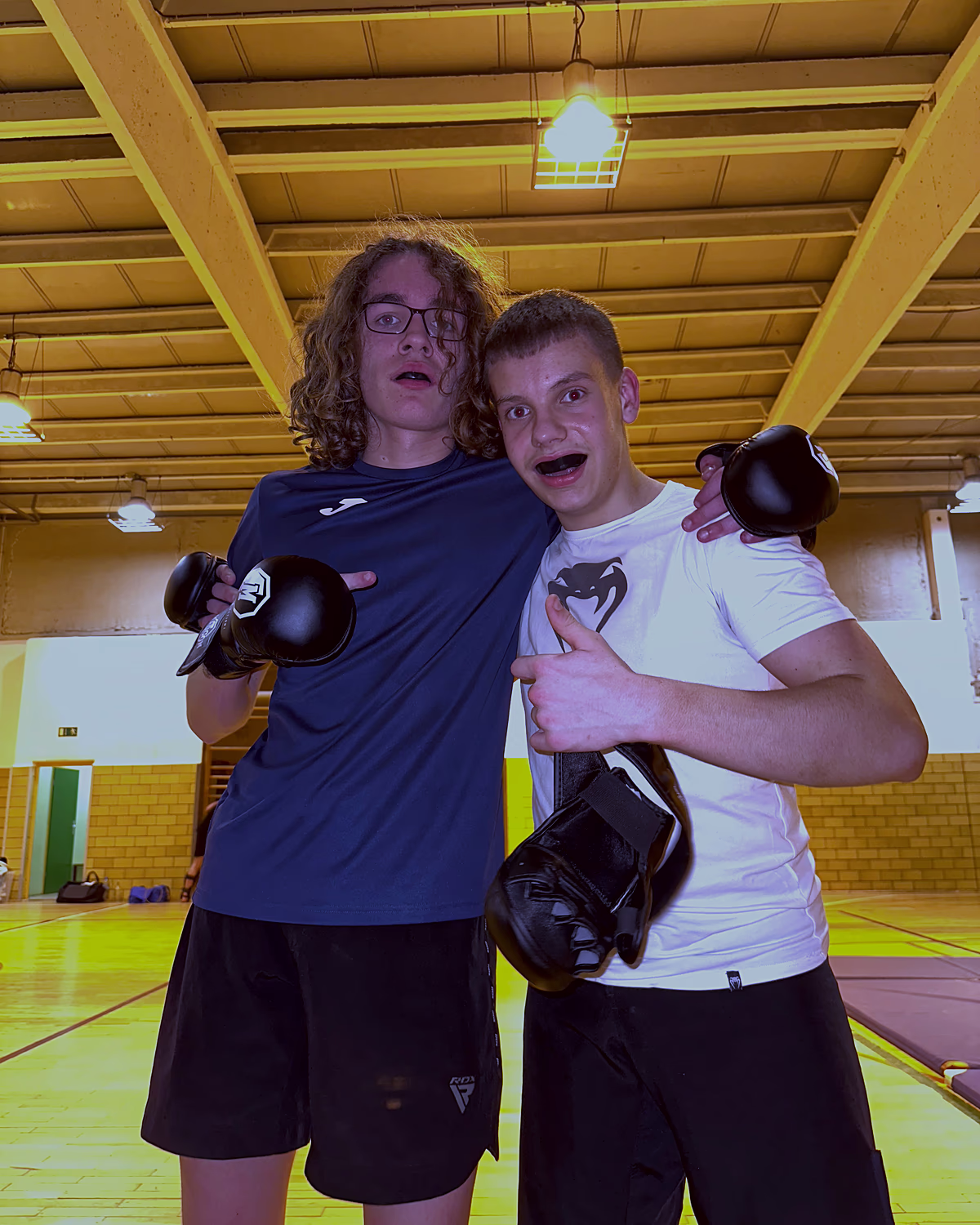 Zwei Jugendliche mit Boxhandschuhen nach dem Kontakttraining