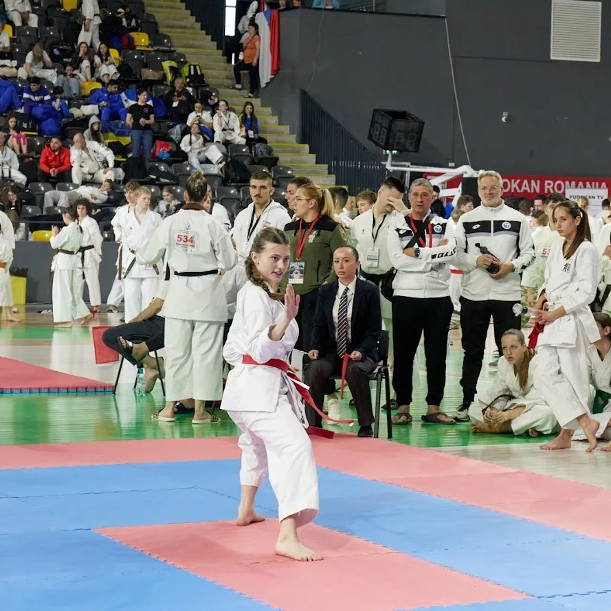 Eine Karateka mit rotem Gürtel zeigt ihre Kata bei der Fudokan-EM 2026