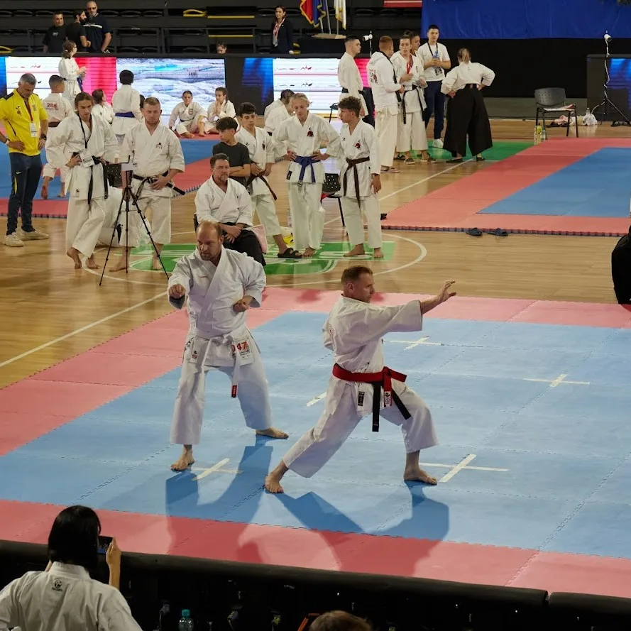 Zwei Karateka bei einer Partnerform auf der Wettkampffläche der Fudokan-EM 2026