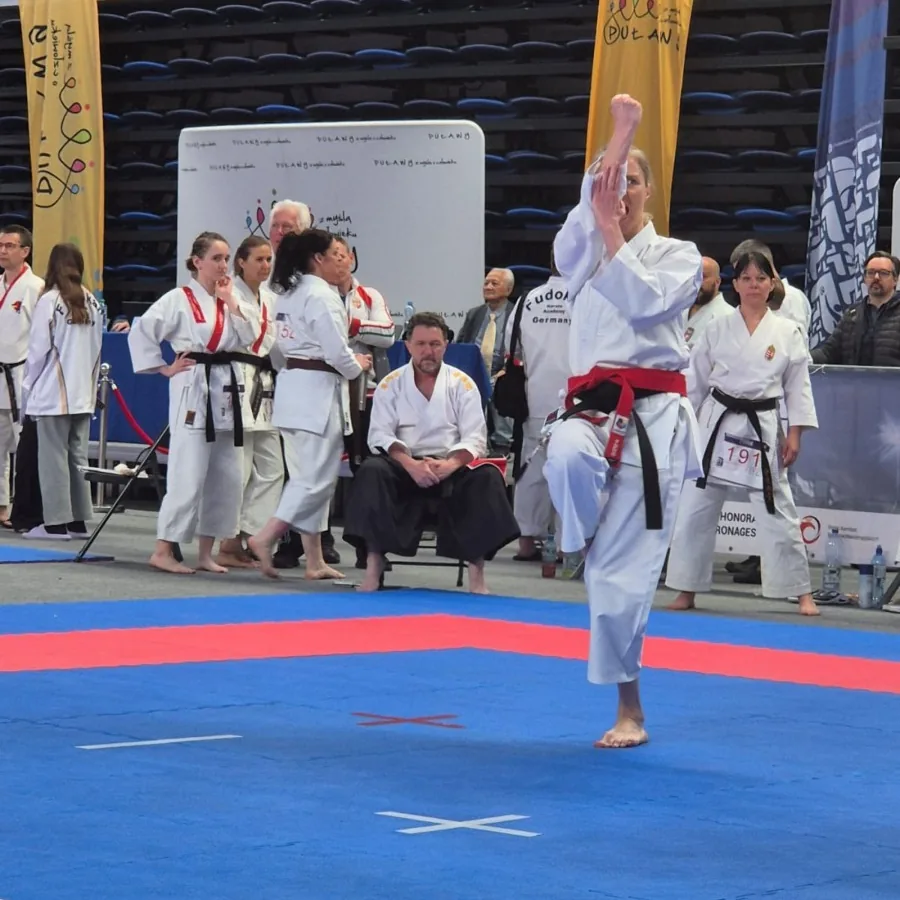 Karateka mit Kniehebung in der Kata bei der Fudokan-WM 2025