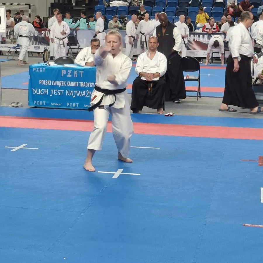 Karateka in tiefem Stand bei der Kata auf der WM-Matte 2025