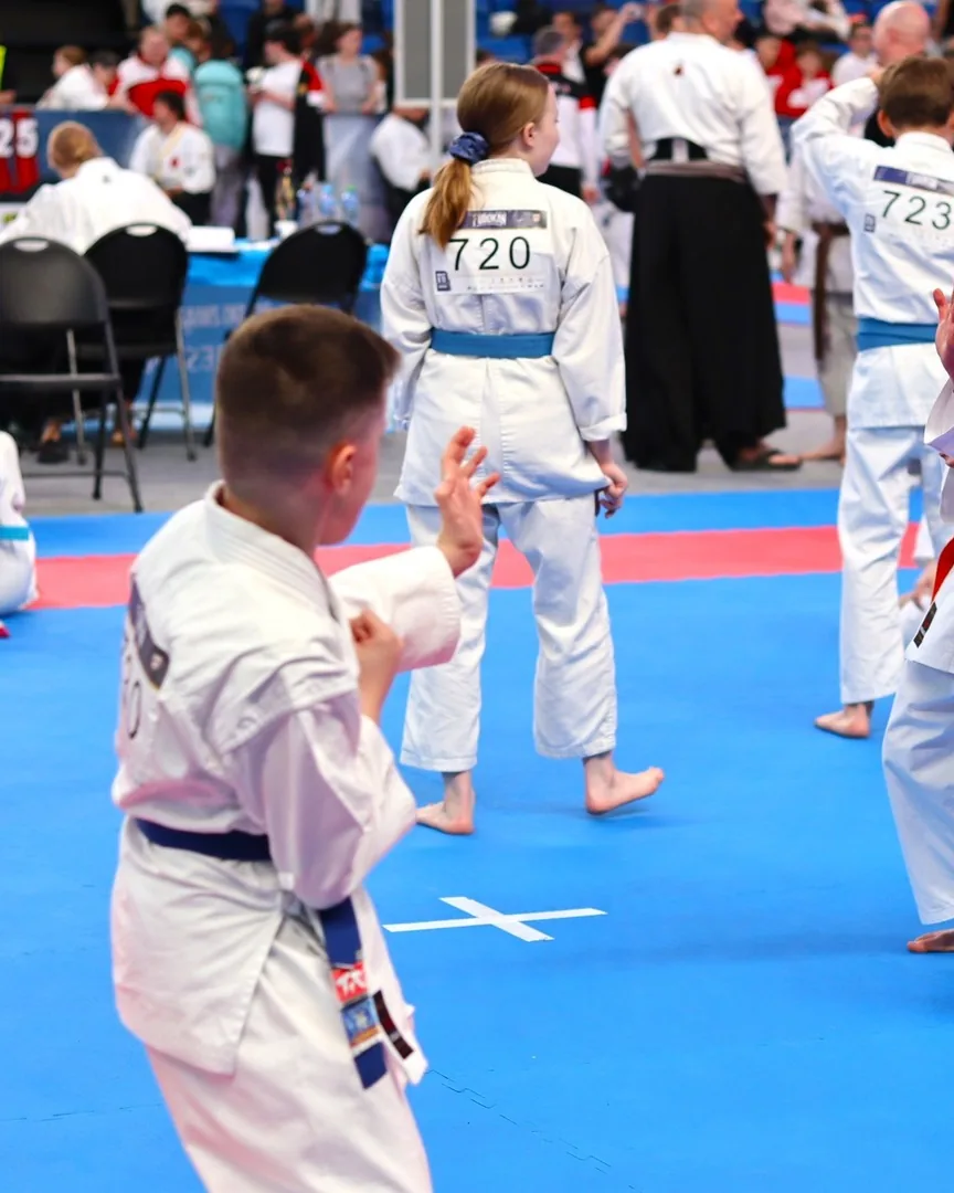 Zwei Kinder im Kumite auf der blauen Wettkampfmatte bei der Fudokan-WM 2025